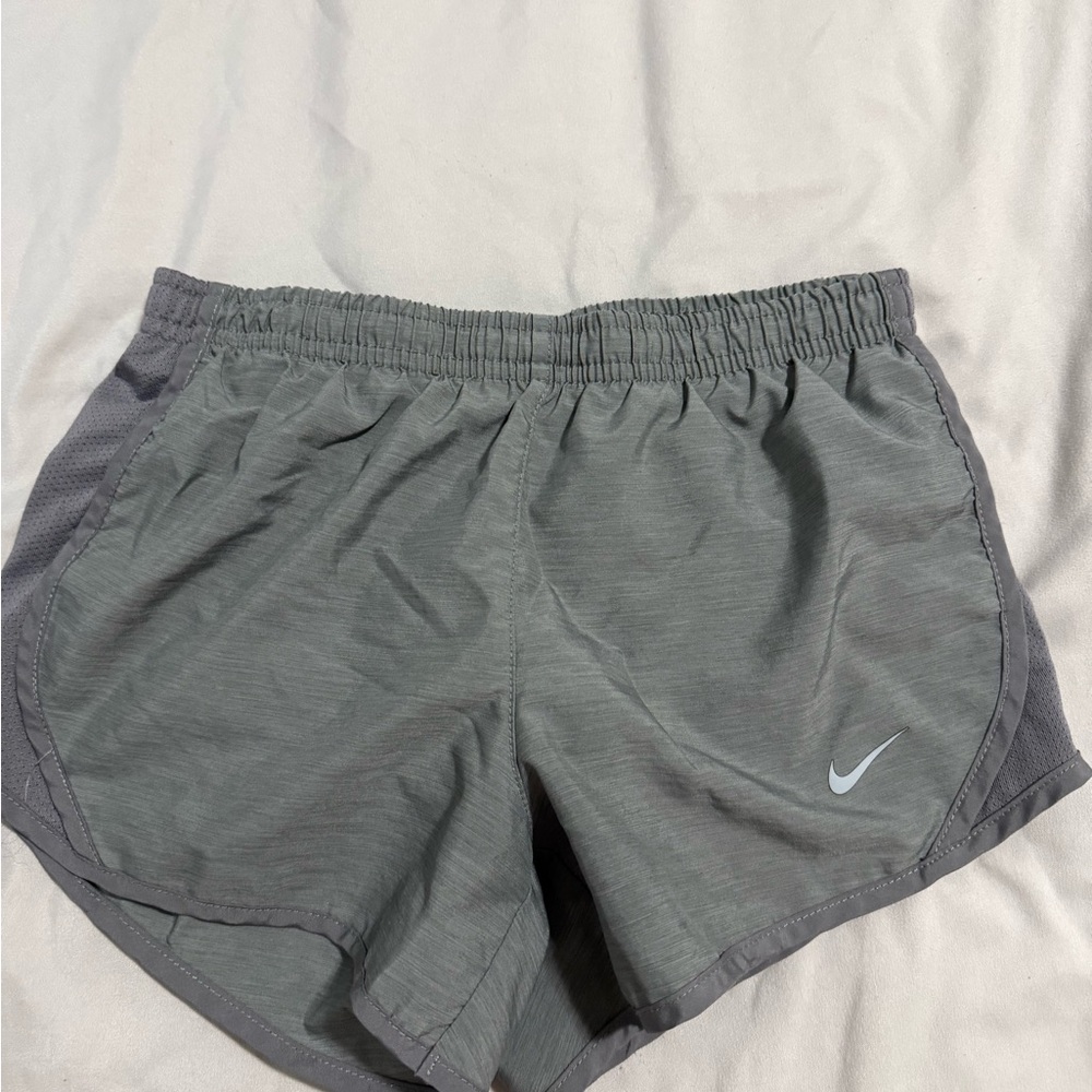 Nike Girls Athletic Shorts in Gray